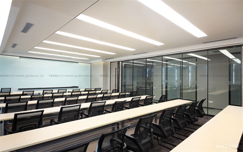 在寫字樓設計中，如何考慮到不同公司的品牌形象和公司文化？